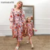 Abiti coordinati per la famiglia primavera ed estate Mamma e figlia rosa Abito lungo floreale set di look per la famiglia Vestiti per me e la mamma abbinati agli abiti per la famiglia 230804