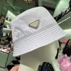 Top designer luxe hoed Home P 2023 klassieke mode gesloten ogen omgekeerde driehoek zwarte emmerhoed voor koppels zonnebrandcrème