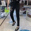 Erkekler kot skinny jeans erkekler baskı rhinestones jean erkekler 2022 bahar düz elastik pantolonlar sıcak sondaj mektubu vaqueros hombre sıska j230806