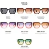 2024 Nuevo diseñador de lujo Fashionable New Red Green Green Three Color Cat Eyes Gafas de sol versátiles para hombres y mujeres