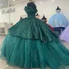 Svartgrön glänsande sexig V-ringning quinceanera klänningar mexikanska spetsar puffy bollklänningar utanför axeln applikation lyx vestidos de xv anos