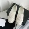 Top Quality Clássico Mocassins Carta Fivela De Luxo Designer Vestido Sapatos Mocassins Mulheres Slip On Sapatos Baixos Pele De Cordeiro Couro Genuíno Sapatos De Barco Plano Preto Damasco Branco