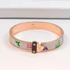 Braccialetti di lusso lettera Bracciale in pelle Moda europea nuovo bracciale in acciaio al titanio per donna Cinturino largo Modello floreale marrone Logo oro stampato