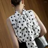 Kvinnors blusar svart polka dot vit chiffong skjorta vår sommar mode blus 2023 koreansk stil rund hals avslappnad ärmlös för kvinnlig