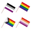 Bandeiras de bandeira Aerxrbrae bandeira de mão personalizada 100Pcs 14*21Cm vara de plástico arco-íris mão bandeira gay lésbica homossexual bissexual orgulho bandeira de mão 230804