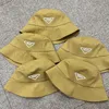 Sombrero de lujo de diseñador superior Nuevo sombrero de cubo Corea del Sur Versátil Letras simples Estilo occidental para hombres y mujeres universal