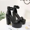 Sandalet 2022 yaz platformu ayak bileği kayış kare topuk topuk toka kayış moda seksi kadın sandaletler kadın j230806