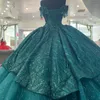 Svartgrön glänsande sexig V-ringning quinceanera klänningar mexikanska spetsar puffy bollklänningar utanför axeln applikation lyx vestidos de xv anos