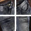 Jeans da uomo Stilista Uomo Alta qualità Retro Grigio Blu Elastico Slim Fit Ricami strappati Pantaloni denim vintage Hombre