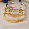 Bracciale a V di lusso alla moda Coppia di marca Bracciale a polsino aperto con fiore a quattro foglie Regalo Bracciale di design in acciaio al titanio oro 18 carati di alta qualità per donna