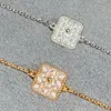 Ladies Christian Stylish Armband Rose Gold 925 Silver Full Diamonds Mini Clover Luxury Armband Square Diamond Pendant Gorgeous Hand Smycken