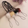 Correias de celular encantos bola de cabelo amor pingente móvel cordão curto pulseira de couro tecido caso móvel universal anti-perdido estilingue