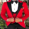 Slim Fit Red Groom Tuxedos Black Peak Lapel Groomsman Wedding 3 -częściowy garnitur moda Men Business PROM Kurtka Blazerjacket Pants Ti234n