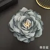 Pins Brooches High-end Cloth Art Flower Brooches for Women Elegant Fabric Lapel Pin Badge Fashion Jewelry Suit Coat Corsage Brooch Gifts HKD230807