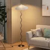 Lampadaires Nordique Simple Lampe Plissée Vintage Courbe Fer Luminaires Pour Salon Canapé Chambre Chevet Décor Debout Coin Lumières