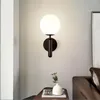 Стеновая лампа Нордический стеклянный мяч Современный гостиная спальня спальня кровати Эль -Айс -Коридор