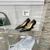 Mules Sandal Luxury Designer Women Slippersファッションビーチカジュアルハイヒールフラットアウトドアスライドレザースパイクレジャーサンダル