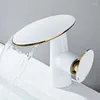 Robinets de lavabo de salle de bain Robinet de lavabo blanc en cuivre de style européen et sortie de cascade froide Diamètre d'entrée G1 / 2