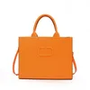 Partihandel Big Bag Women's Påsar 2023 Ny stor kapacitet Kvinnor Handväska präglade mode axel messenger väska