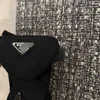 Basic Casual Kleider Designer Dreieck Emblem Schwarze Arbeitskleid Frauen A-Line-Kurzrock mit Gürtelbeutel Mode würziges Mädchen Halb Tzlm