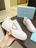 2023 nouvelles chaussures de bord décontractées de luxe bas triangle étiquette lettre semelle souple sport petites chaussures blanches