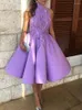 Party Dresses Homecoming Lace Satin -längd Korta applikationer Anpassade MDAE Lätt Purple High Neck 2023 ärmlösa aftonklänningar
