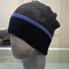 Designer stickad hatt mode alfabetet tryck blomma hatt populärt varm vindtät elastisk flerfärgad högkvalitativ beanhat personlighetsbonnet en tricot street par