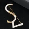 Enkel alfabetet brosch vit jade guldpläterad mode retro märke brosch damer klassiska fest smycken tillbehör med presentförpackning