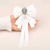 Broches Broches Coréenne Blanc Ruban Noeud Papillon Broches pour Femmes Cristal Tissu Bowknot Cravate Mode Robe Chemise Col Pins Accessoires HKD230807