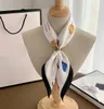 Ünlü Stiller Kadın Tasarımcı Mektup Baskı Bandanas İpek Eşarp Lüks Marka Düz Renk Saten Malzeme Çiçek Deseni Kare Kafa Bandı Durag Boyutu 70*70cm