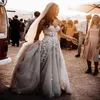Ширные кружевные 3D цветы аппликация свадебные платья без бретелек темно -серой пляж Бохо свадебные платья с Crystals2985