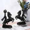 Figurine decorative Statua di cavaliere senza testa Statuetta in resina Horror Decorazione di Halloween Testa di zucca Decorazione da tavolo per la casa nera Artigianato