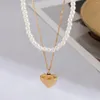 Collane con ciondolo IngeSight.Z Collana con cuore di pesca intagliata a doppio strato per donna Girocollo con perle d'imitazione bianche eleganti