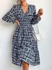 Casual Dresses Frauen Vintage Print Langes Kleid Frühling Herbst Elegant V-Ausschnitt Elastische Taille Maxi Urlaub Boho Sexy Ärmel A-Linie Robe