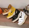 2023 Designerplattform kilsandaler läder slip på smala band kilskor halmmuffins sulor loafers skor lägenheter lyx kvinnors högklackade sandal