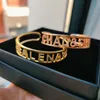 Bangle Fashion 3A Zircon Custom Name Bangle mässing Brevarmband med kristallpersonligt hjärta för män Kvinnor julklapp 230807