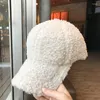 Bollmössor 2024 LAMB FUR HATS Kvinnlig Autumn Winter Korean Version Tide Solid Color Warm Visor Cap Plush Baseball