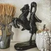 Figurine decorative Statua di cavaliere senza testa Statuetta in resina Horror Decorazione di Halloween Testa di zucca Decorazione da tavolo per la casa nera Artigianato