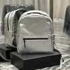 Mochila de diseñador de alta calidad Moda unisex Hombres Mujeres Mochila de viaje Classic Silver Impreso Nylon Cuero real Correa de hombro ajustable Mochila escolar