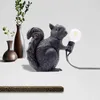 Nordic LED -bordslampa Harts Animal Rat Cat Squirrel Night Lights Nordic Mouse Table Lamps Home Decor Desk Lamp Lighting Fixtures HKD230807