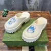 2023-platform perforowane sandały Summer Kobiety projektantki sandałowe pary kapcie mody gumowe bez poślizgu cienkie buty do drukowania
