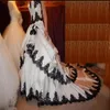Czarno -białe sukienki ślubne gotycka koronkowa aplikacja wielopoziomowa sukienka nośna długa z tyłu koronkowa satynowa elegancka ślub ślubna go243k