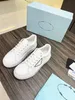 2023 nuove scarpe da tavola casual low-top di lusso triangolo etichetta lettera suola morbida sport piccole scarpe bianche