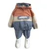 Conjuntos de ropa Conjunto de niños pequeños primavera otoño Niños Deportes Ropa con capucha Bebé Niño Empalme Camisas Pantalones Trajes 2 8Y 230807