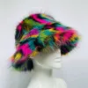 ワイドブリム帽子バケツ秋の冬の女性は暖かい虹色のフェイクファーベイスンキャップ女性ファッションカジュアルパーティーハットミュージックフェスティバル厚い帽子230807