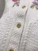 Weiße Strickjacke mit süßer Blumenstickerei von Maje