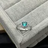 2023 Nuovo anello in argento europeo e americano S925 Anello di lusso con diamante smeraldo a forma di cuore Elegante anello nuziale Anello da donna