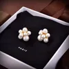 Hoop Huggie varumärke berömd designer Pearl Flower örhängen Kvinna Fancy Charm Luxury Jewelry Sweet Romantic Fine Gift Trends 230807