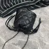 Söt mini hinkväska kvinnor c väskor kedja dragstring crossbody designer axelväskor svarta mens hinkar lyxhandväska kalvskinn plånbok