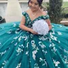 2024 Smaragdgrün glänzende Quinceanera-Kleider mit Applikation, 3D-Blume, Kristall, Hofzug, formelle Ballkleider, Geburtstagsparty-Kleider